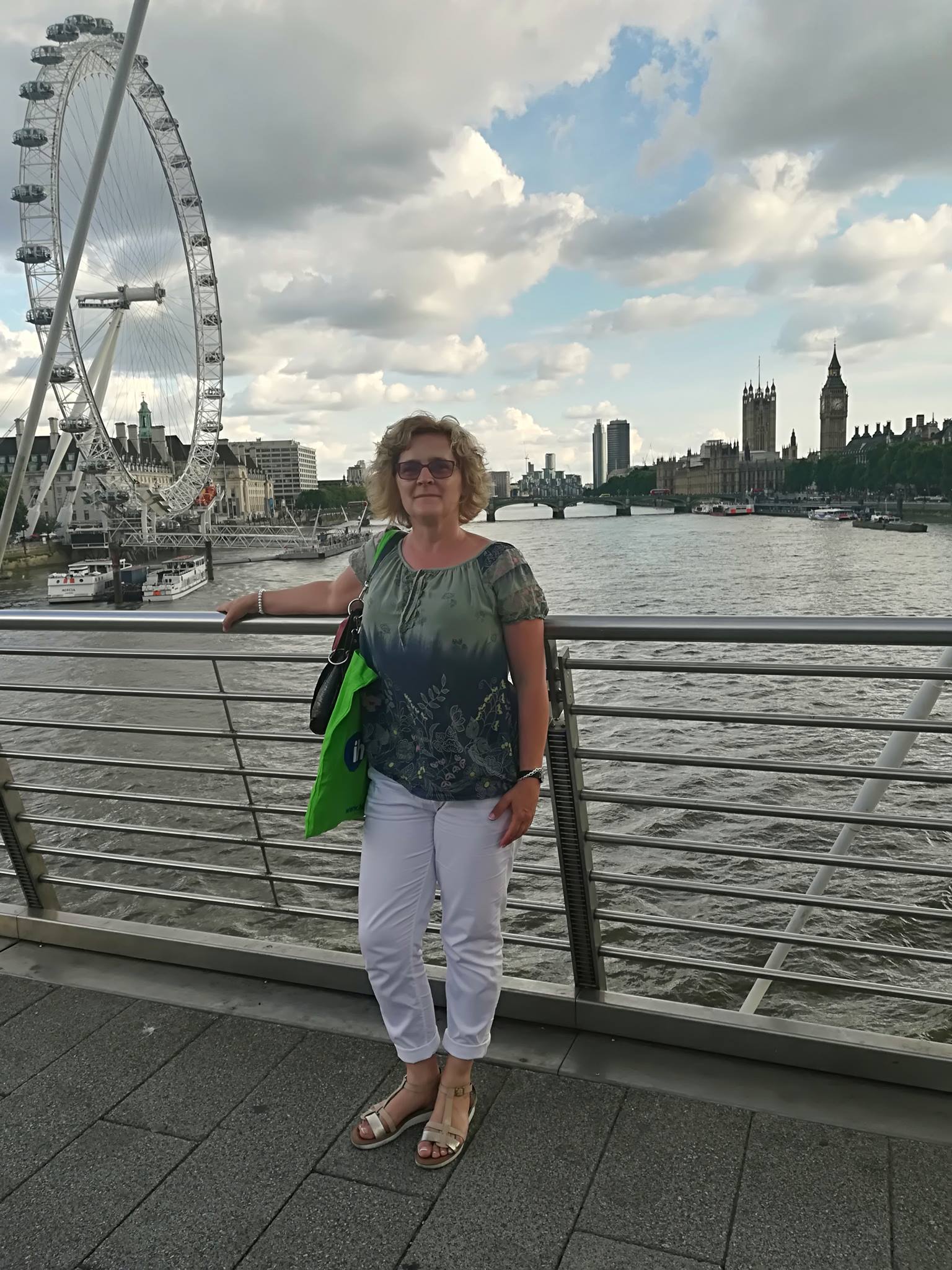 Madai Gabriella Londonban (a háttérben a London Eye és a Houses of Parliament) 